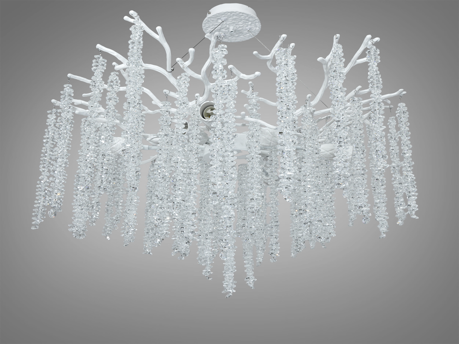 Підвісна люстра з білими елементами у формі гілок і кришталевими підвісками. Ідеально підходить для вітальні.