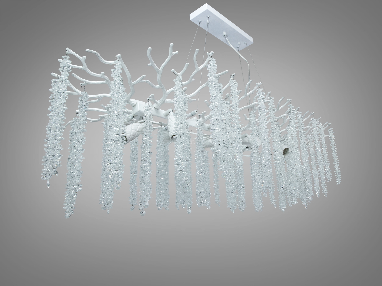 Дизайнерська люстра з білим металевим каркасом і кришталевими підвісками, що нагадують зимові бурульки. Підходить для стильного інтер′єру.