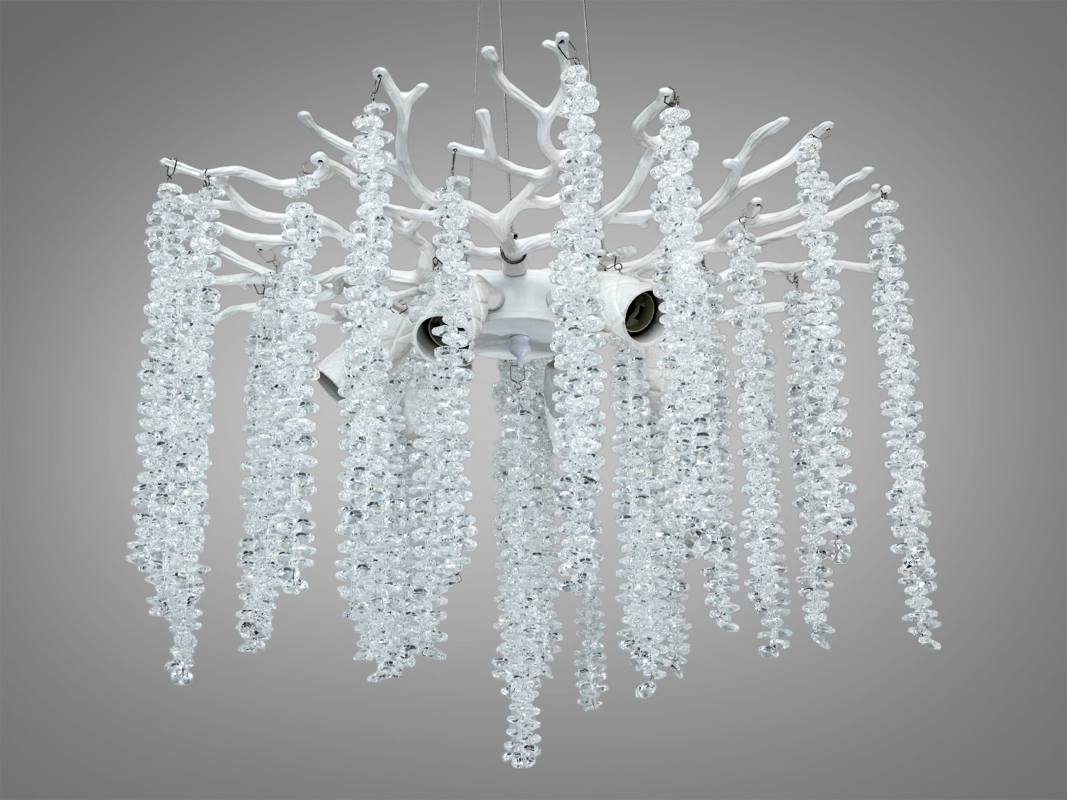 Підвісна кришталева люстра «Гліцинія», біла, 6xE14. Регульована висота, монтажна планка, алюмінієвий каркас. Освітлення до ≈12 м², сучасний дизайн з кришталем і білими «гілками». Керування — настінний вимикач.