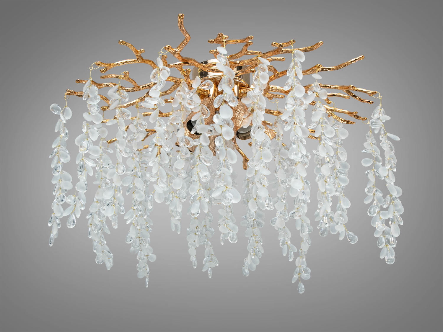 Підвісна люстра з гілками золотого кольору та кришталевими підвісками, що імітують краплі. Призначена для підвісного монтажу.