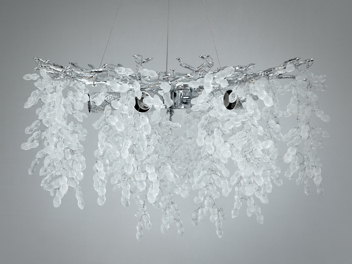 Люстра з підвісними кришталевими елементами, що нагадують листя. Підходить для віталень з елегантним дизайном.