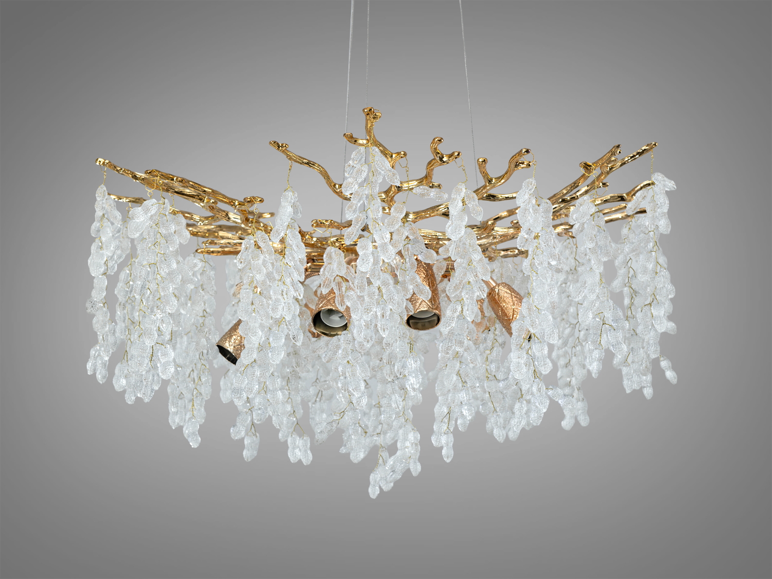Декоративна люстра з металевим каркасом у формі гілок та підвісками з прозорого кришталю, що додає елегантності вітальні.