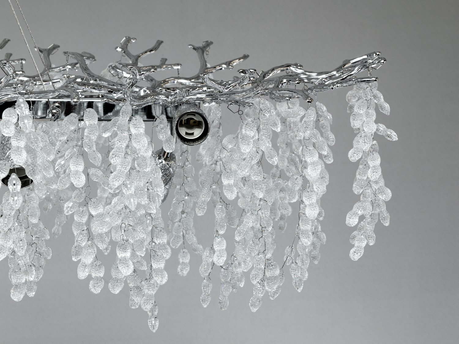 Деталь люстри з акцентом на кришталеві підвіски, що імітують виноградні грона, металевий каркас.