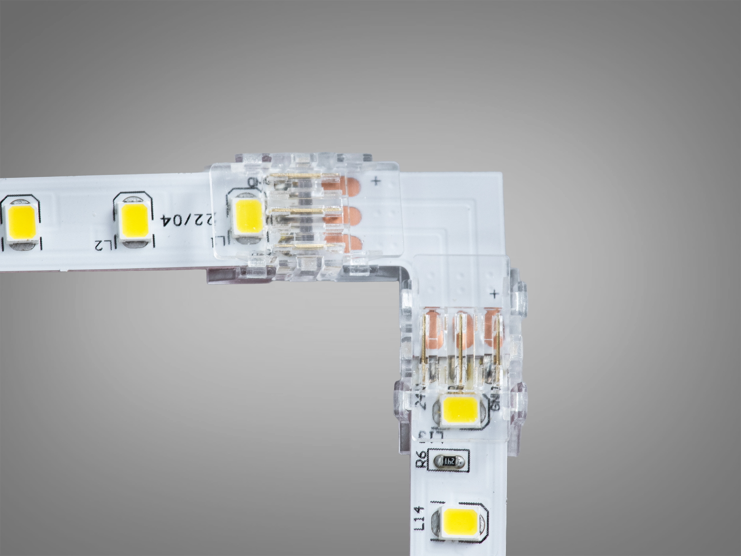 Світлодіодна стрічка з кутовим конектором, що підключає два сегменти. Призначена для освітлення в інтер′єрі.