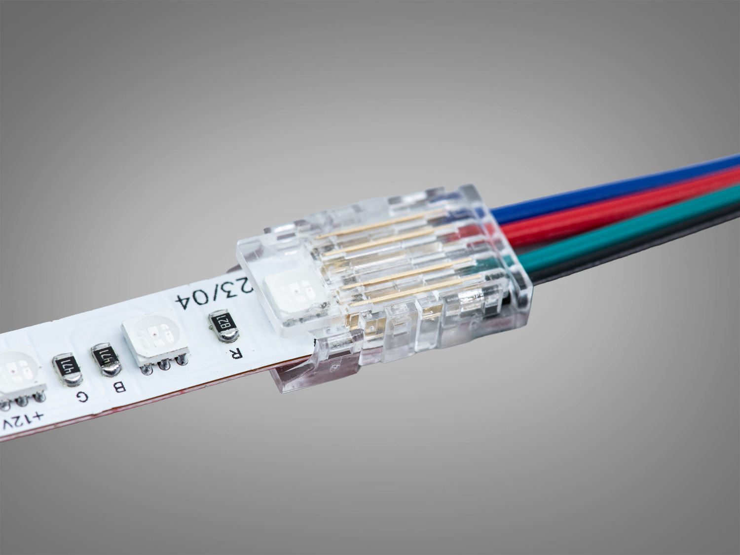 Прозорий роз′єм підключений до LED стрічки з чотирма кольоровими проводами. Використовується для створення динамічного освітлення.