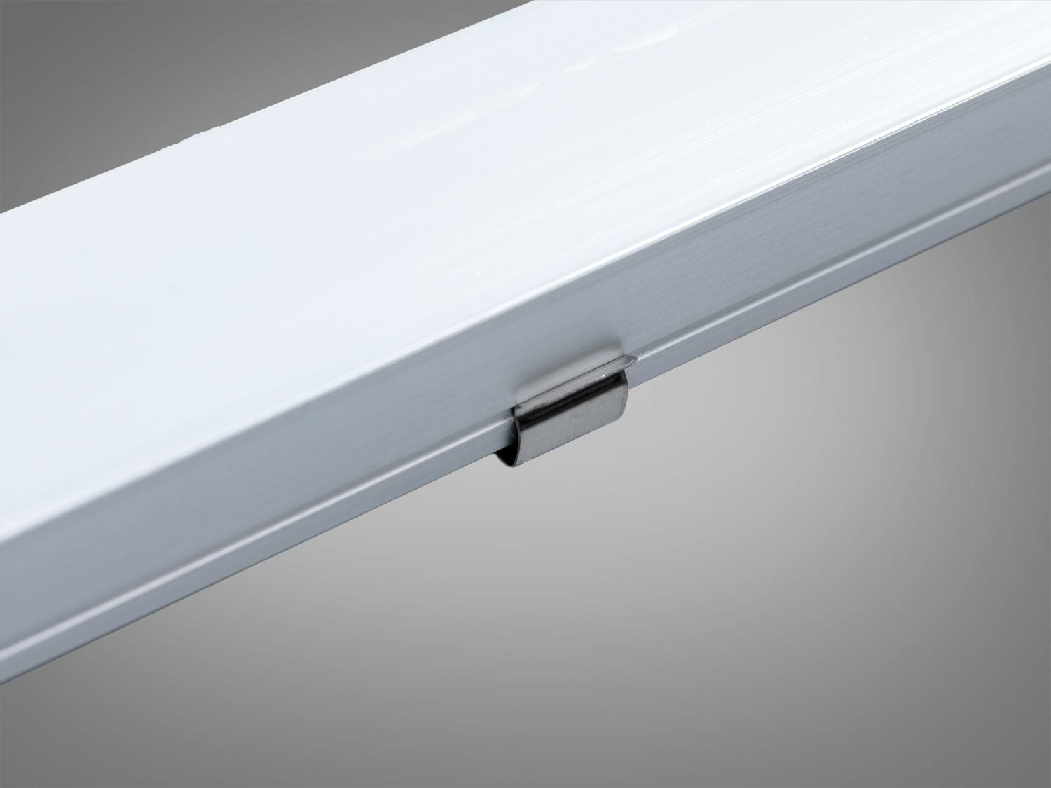 Світильник закріплений на стелі за допомогою металевої кліпси, забезпечуючи надійний монтаж.