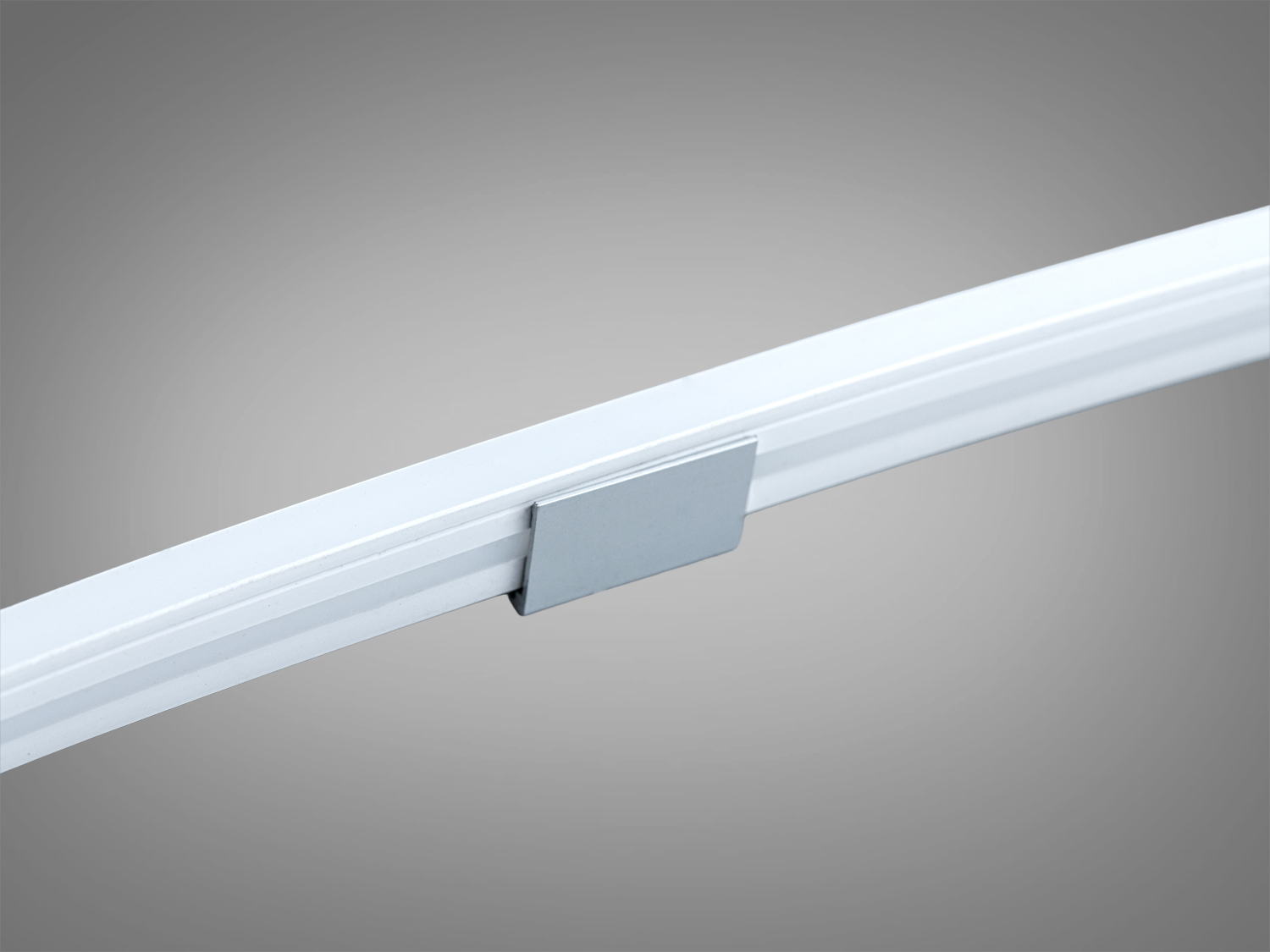 Алюмінієвий профіль з прямим монтажем, призначений для світлодіодних стрічок, забезпечує рівномірність освітлення.