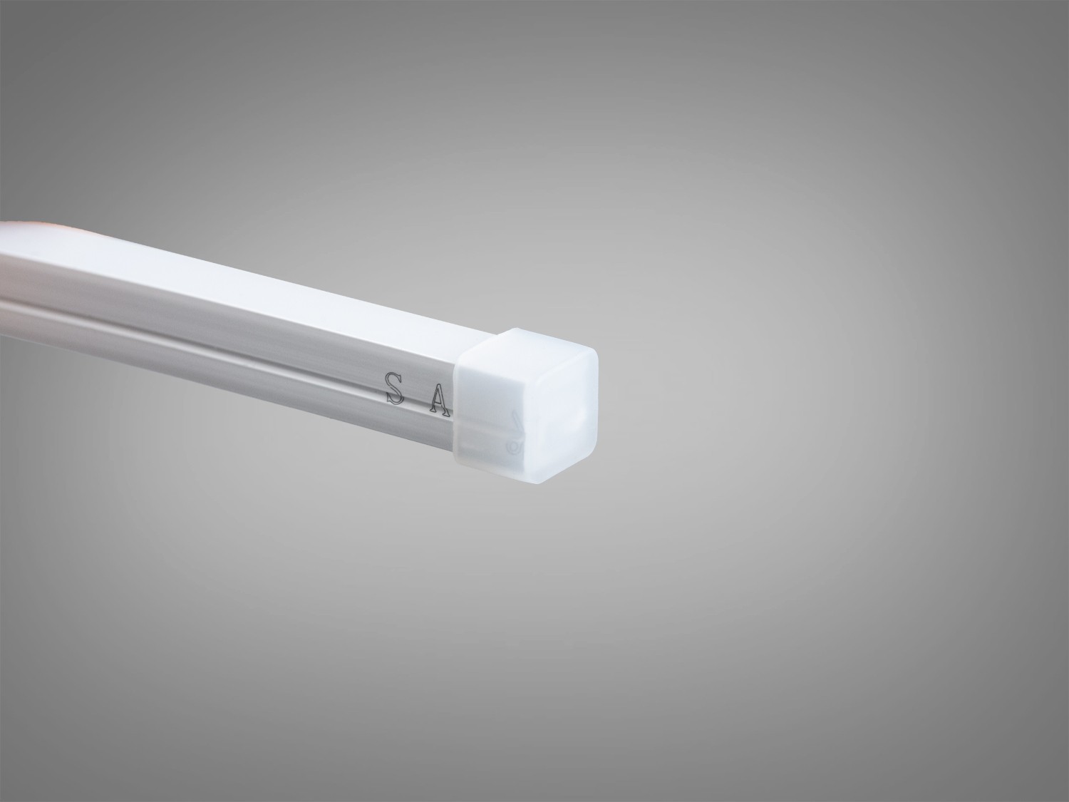 Світлодіодний профіль з білим квадратним ковпачком на кінці, виготовлений з алюмінію, ідеальний для підсвічування робочих зон.