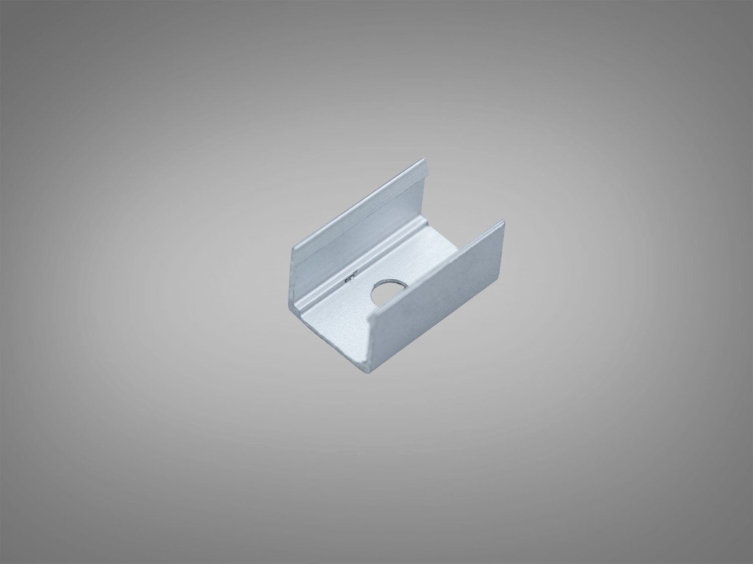 Металева скоба з отвором для кріплення, призначена для монтажу на плоскі поверхні.