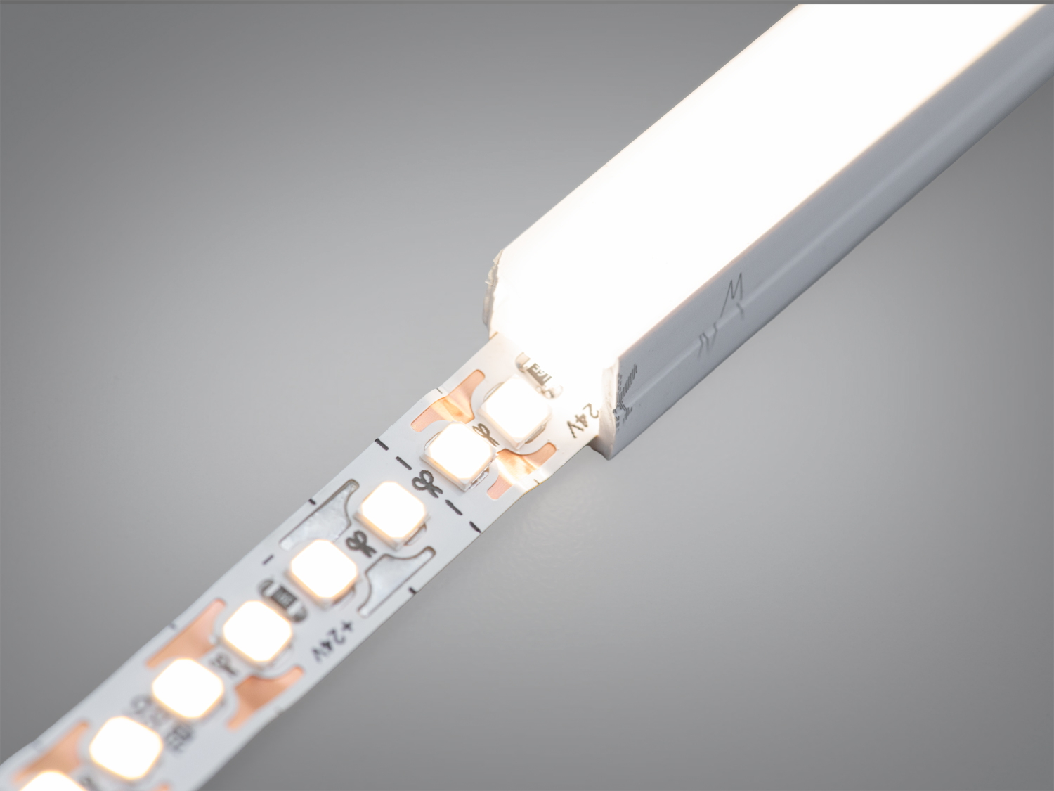 Світлодіодна стрічка вбудована в алюмінієвий профіль. Використовується для підсвічування робочих зон на кухні.