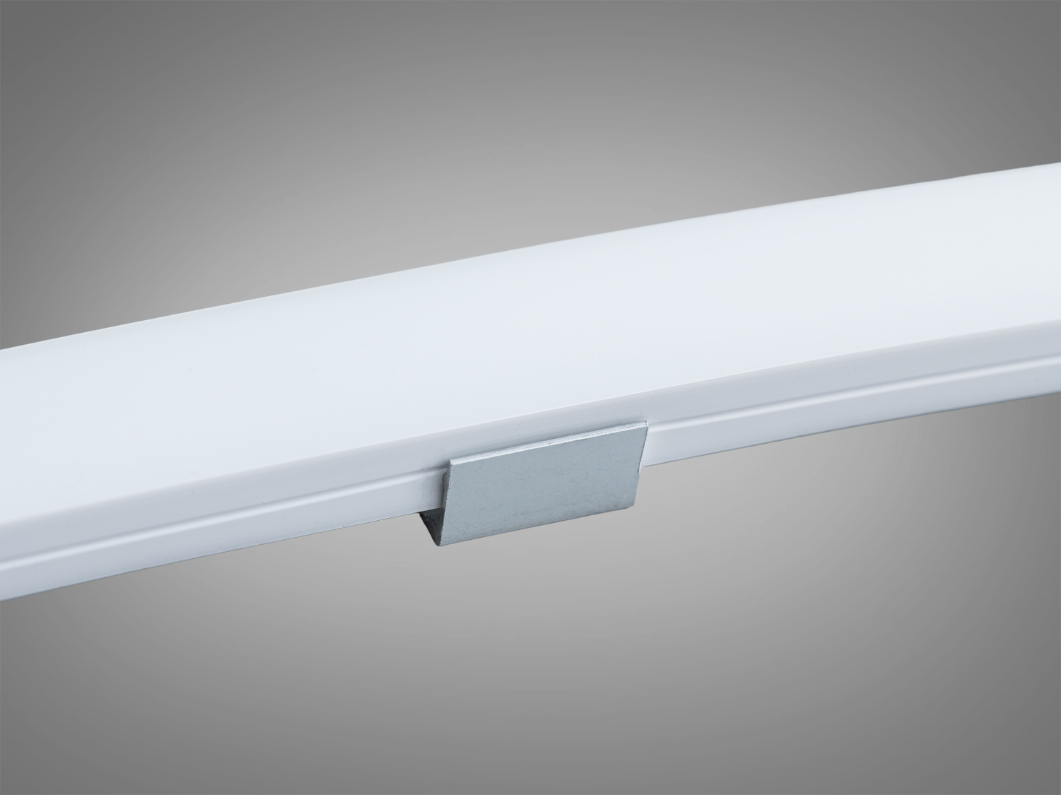 Металевий кріпильний елемент на білому профілі, використовується для надійного монтажу в інтер′єрах.