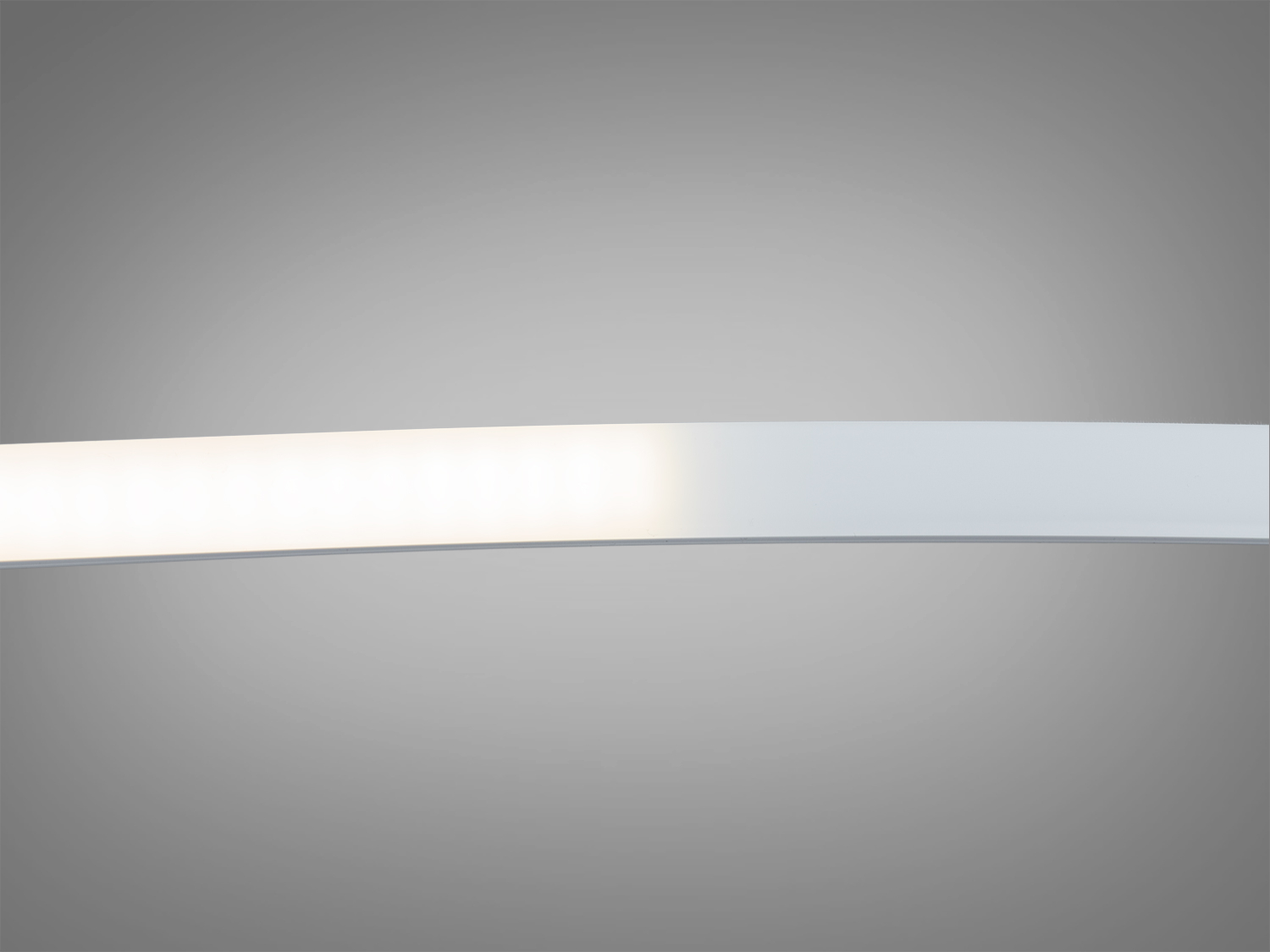 Кінець світлодіодної стрічки з проводами для підключення. Гнучкий матеріал дозволяє легко встановити в будь-якому місці.