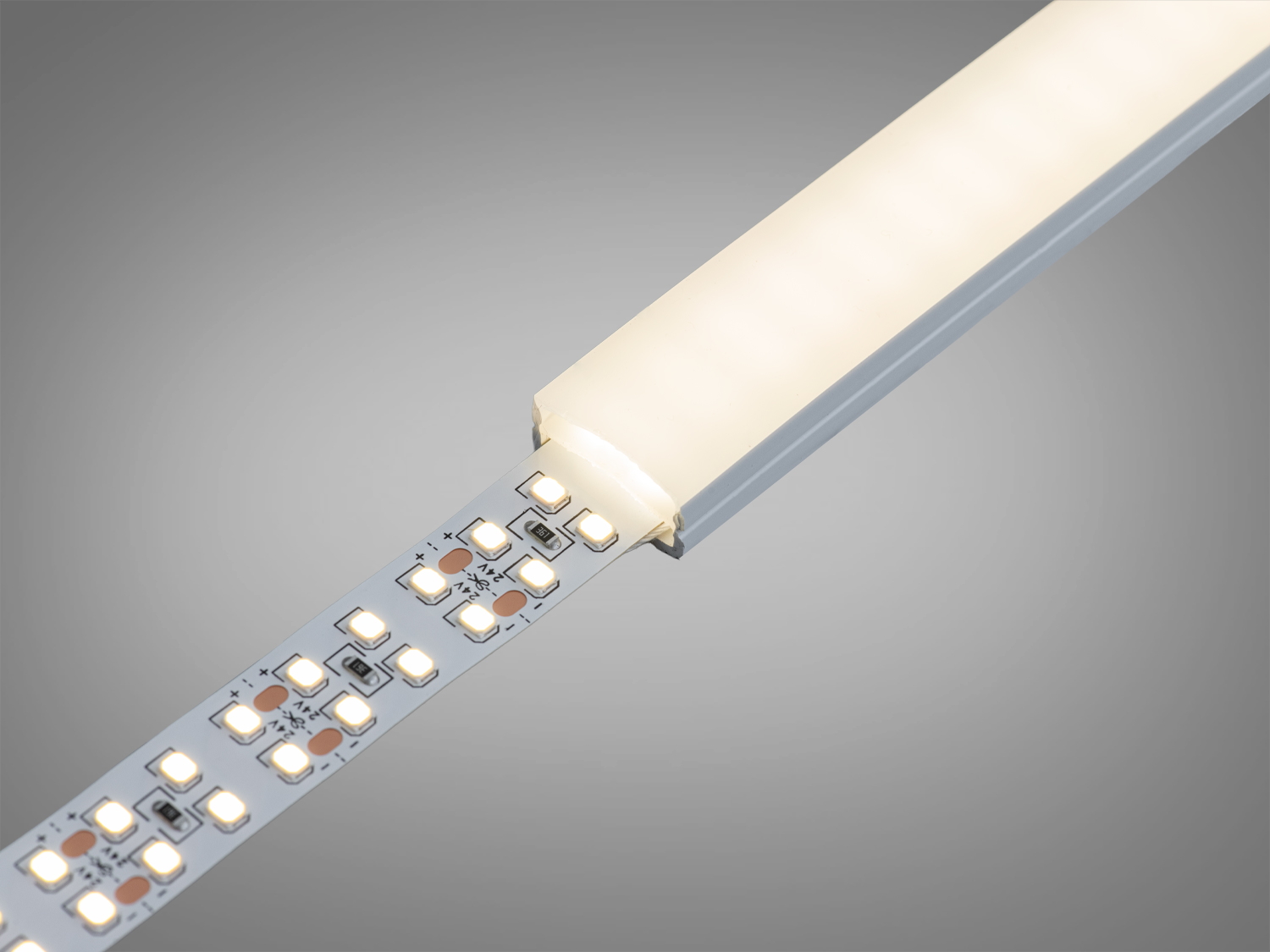 Світлодіодна стрічка з відкритими діодами для яскравого освітлення. Підходить для акцентного підсвічування в сучасних інтер′єрах.
