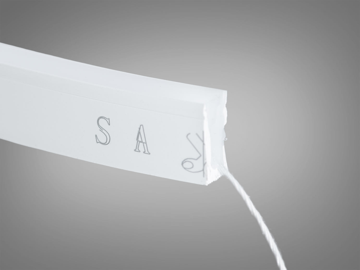 Силіконовий гнучкий профіль 0612, білий, IP67, 6×12 мм. Для LED стрічки до 8 мм, однокамерний розсіювач, плавні лінії світла в інтер’єрі та зовні.