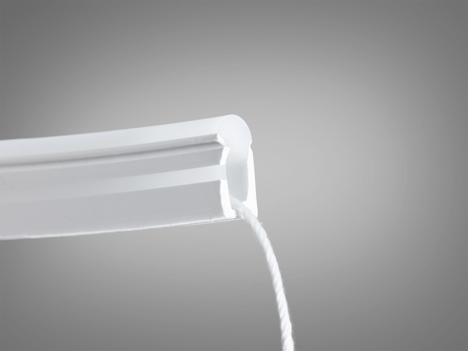 Гнучкий силіконовий профіль 0613, білий, 6×13 мм, IP67. Підходить для LED-стрічок до 8 мм, є протяжний шнур. Рекомендована щільність ≥90 LED/м для рівного світіння.