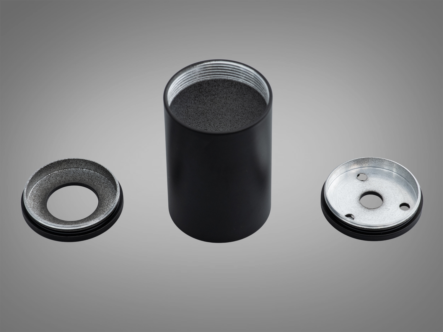 Чорне бокове кріплення з вводом кабелю для круглого силіконового профілю D22. Підходить для стельового та настінного монтажу, забезпечує акуратний підвід живлення.