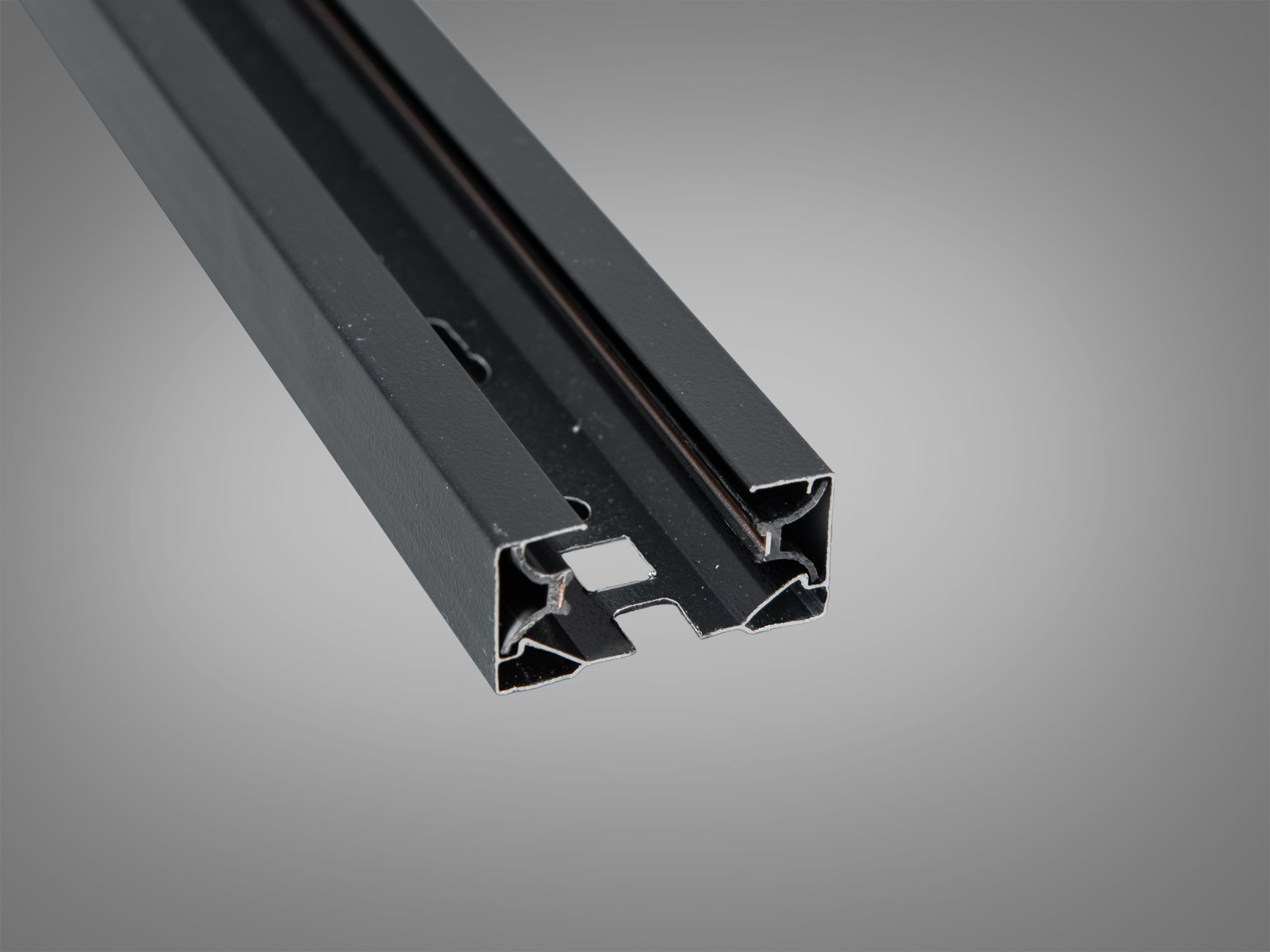 Чорний трековий профіль з алюмінію, підходить для підвісного монтажу в сучасних інтер′єрах, забезпечує надійне кріплення світильників.