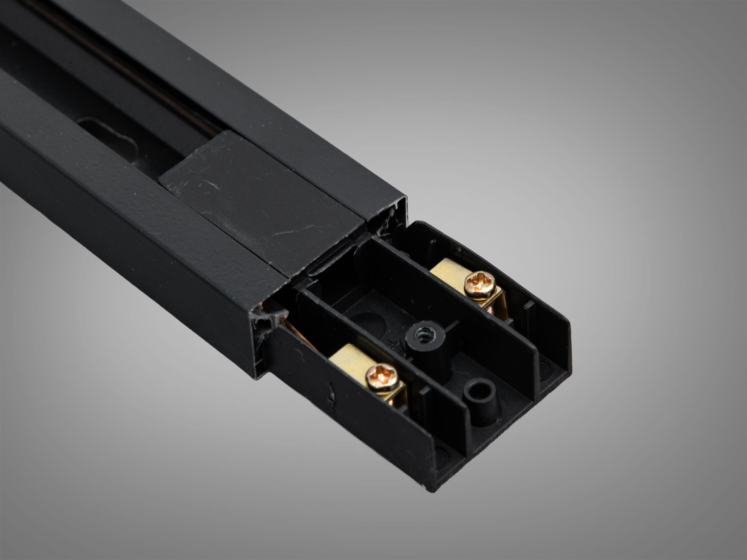 Трековий профіль з відкритими контактами для підключення, оснащений гвинтами, підходить для електричних систем освітлення.