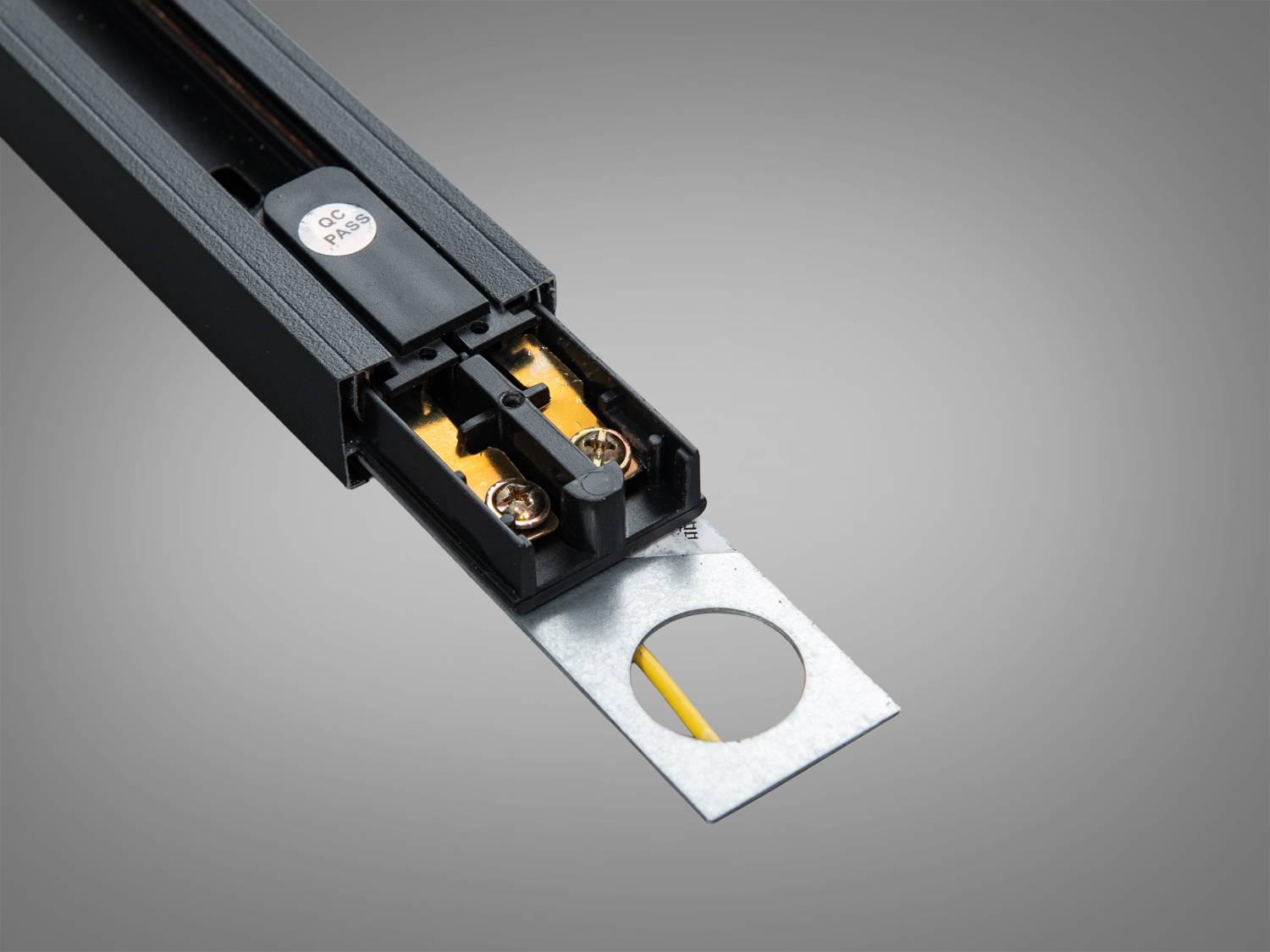 Кінцевий елемент трекового світильника з металевою пластиною для кріплення. Вбудована електрична схема для підключення.