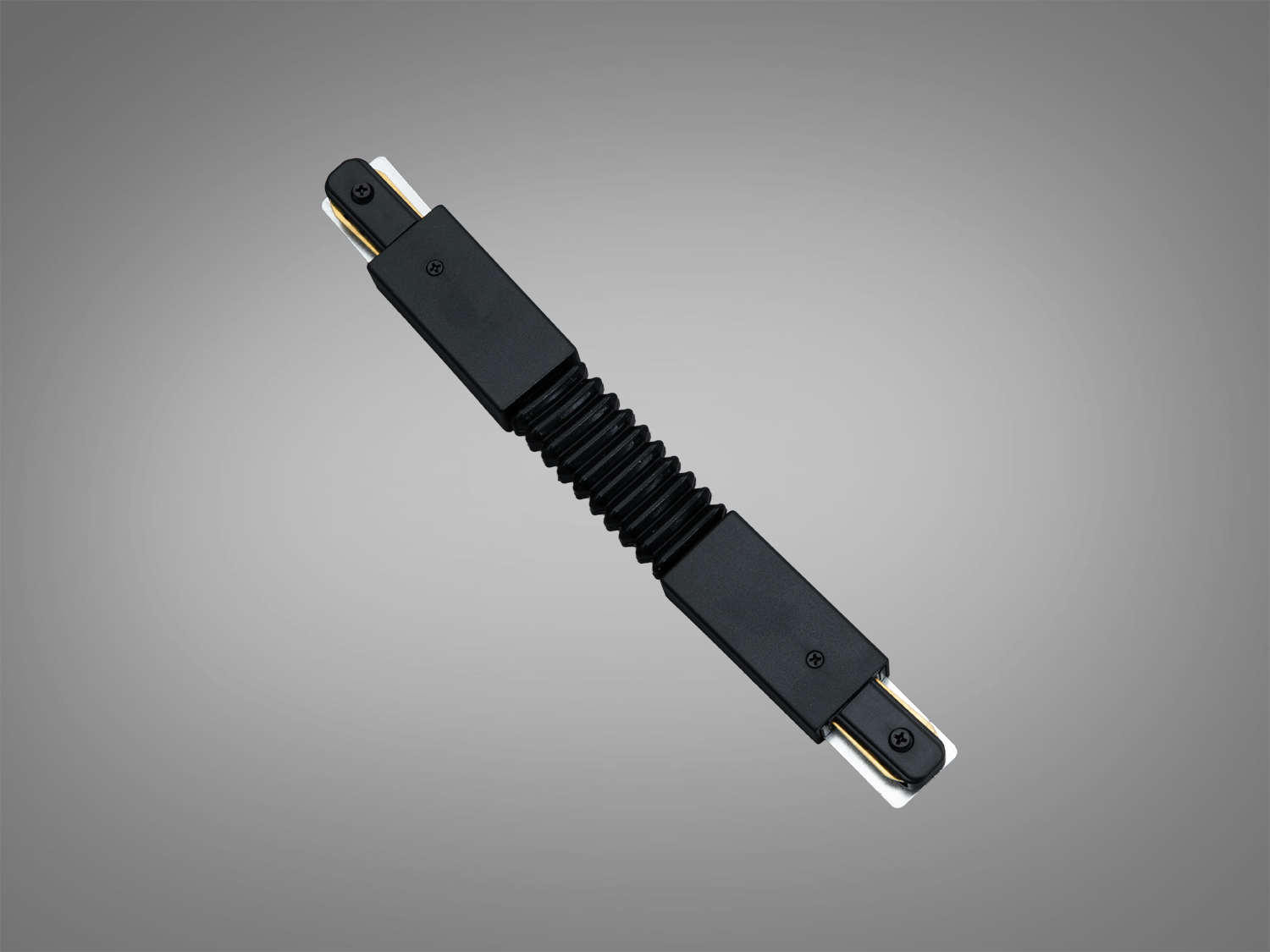 Гнучкий чорний з′єднувач для трекового освітлення з ребристою поверхнею, призначений для монтажу в сучасних інтер′єрах.