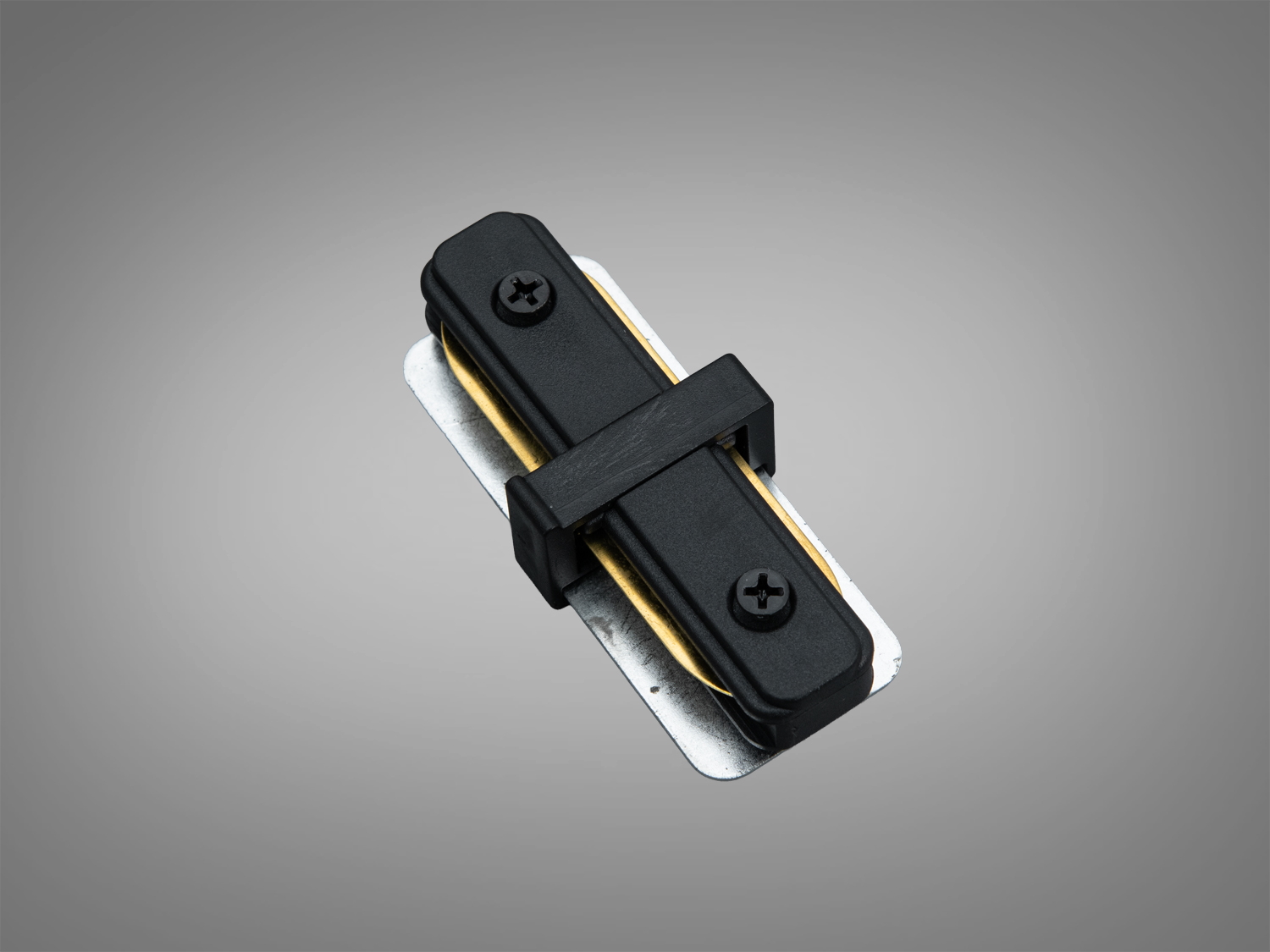 Чорний прямокутний світильник з металевою основою, призначений для монтажу на стіну. Оснащений двома гвинтами для надійної фіксації.