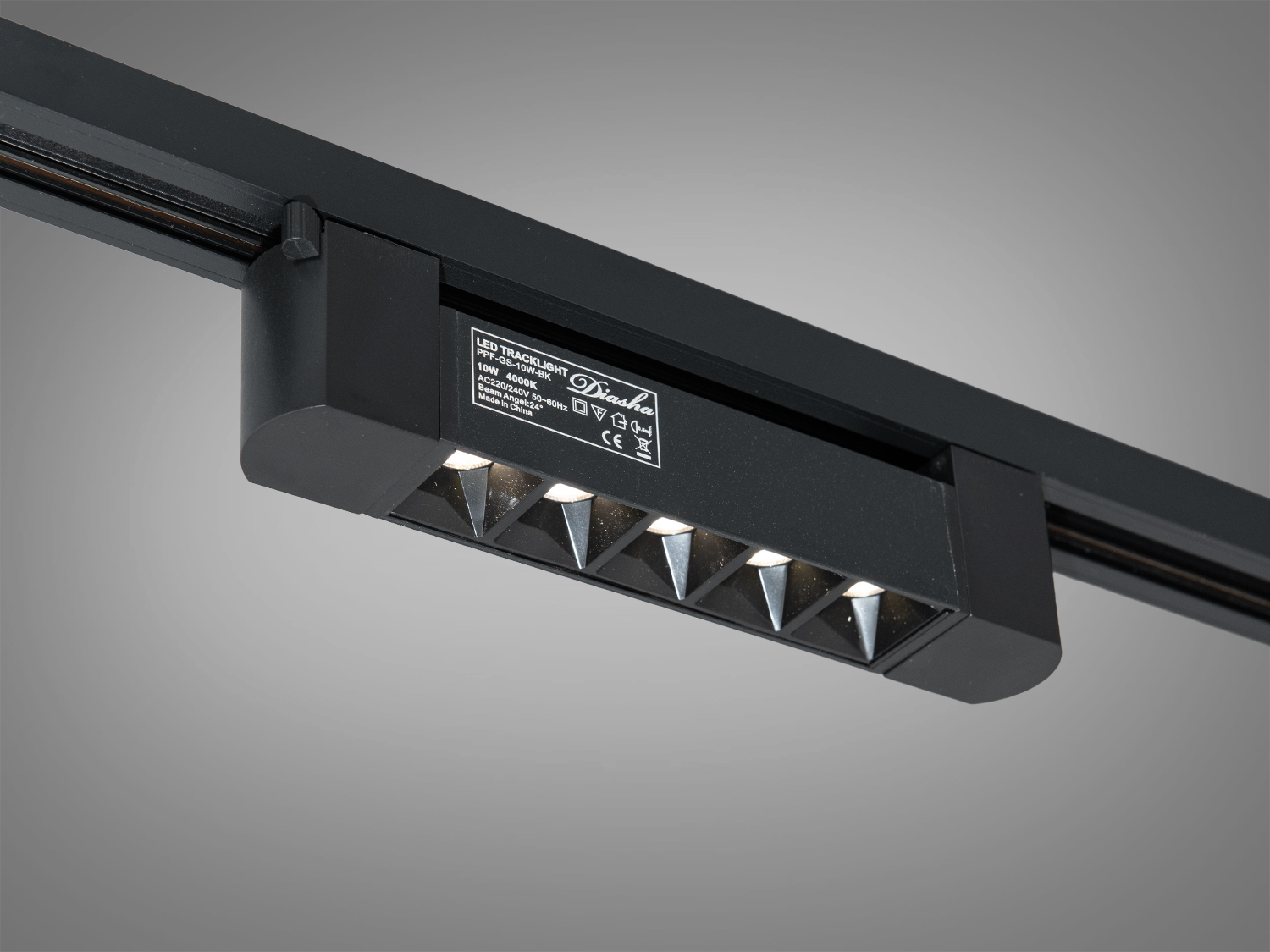 Чорний трековий світильник, встановлений на рейці, підходить для сучасних інтер′єрів.