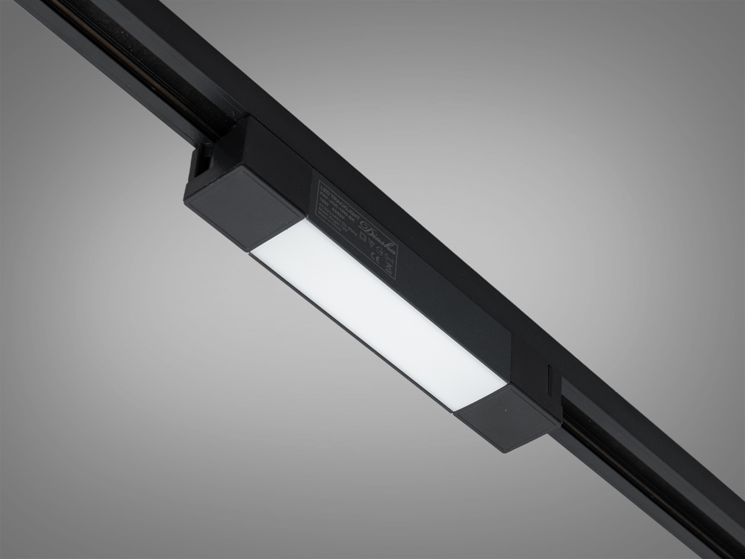 Світильник на треку з матовим покриттям, забезпечує рівномірне освітлення, підходить для житлових приміщень.