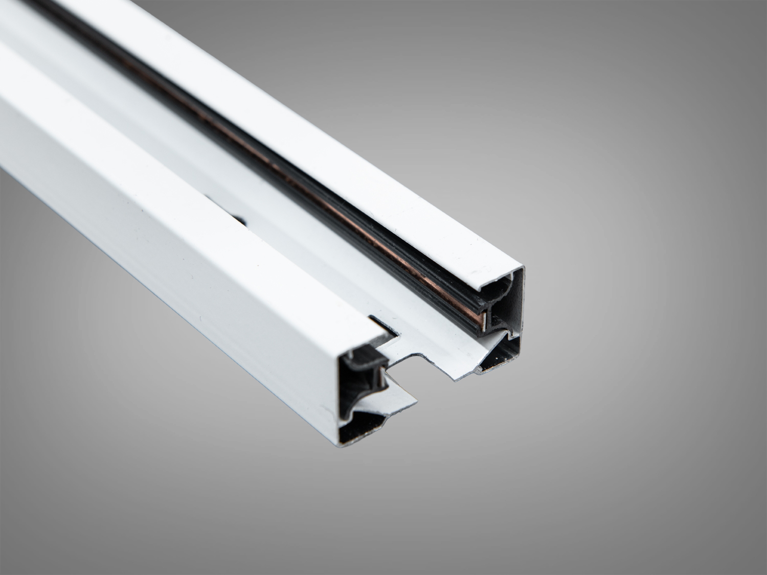 Біла струмонесуча рейка серії 1003, 2 м, для трекової системи 220 В. Підвісний або накладний монтаж, зручне підключення прожекторів, захищені шини.