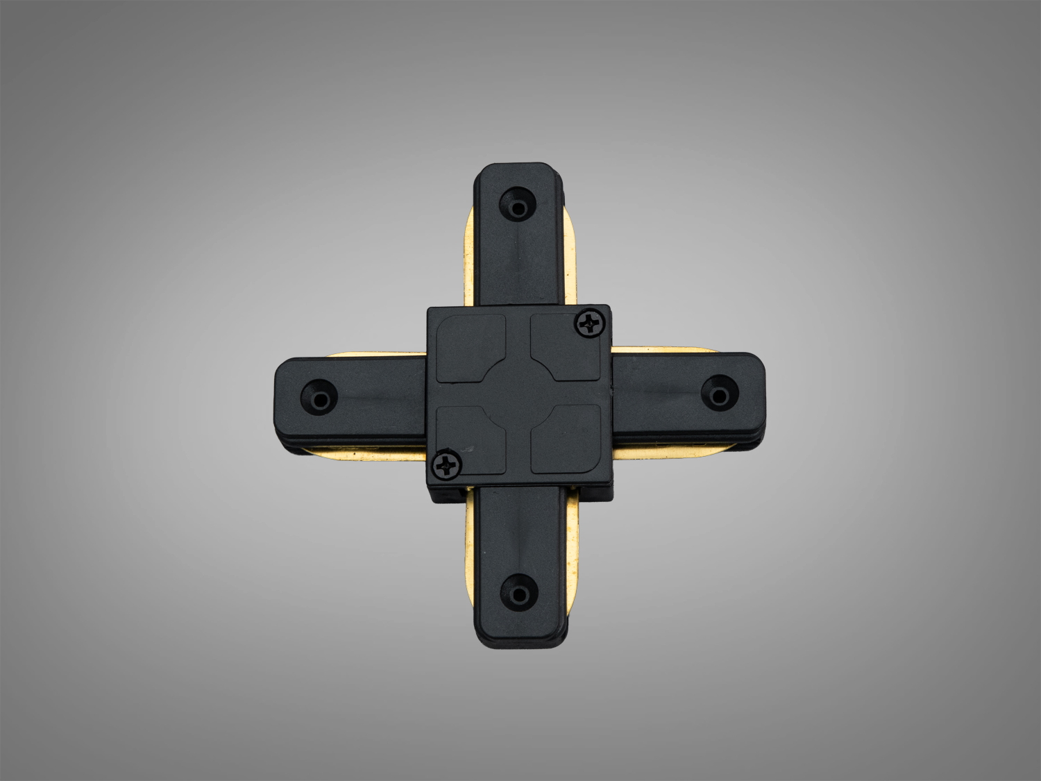 Чорний хрестовий з’єднувач для трекової системи 1003, 220 В. Дозволяє створювати перехрестя рейок і продовжувати лінію живлення у чотирьох напрямках.