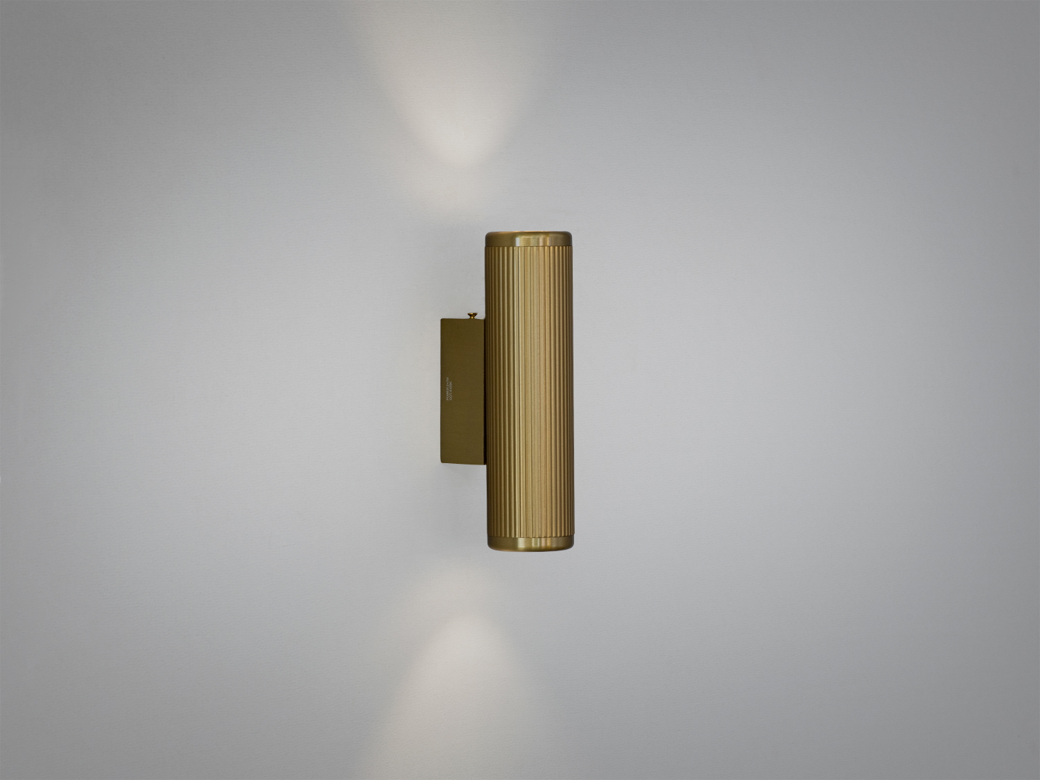 Настінний світильник циліндричної форми з металу, випромінює світло вгору і вниз, ідеально підходить для сучасного інтер′єру.