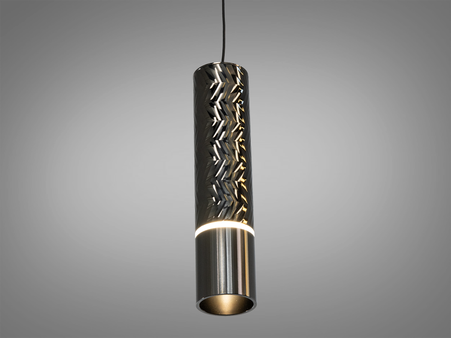 Підвісний світильник з чорного металу, має витончену вигнуту форму та золотисту лінію. Підходить для сучасних інтер′єрів.