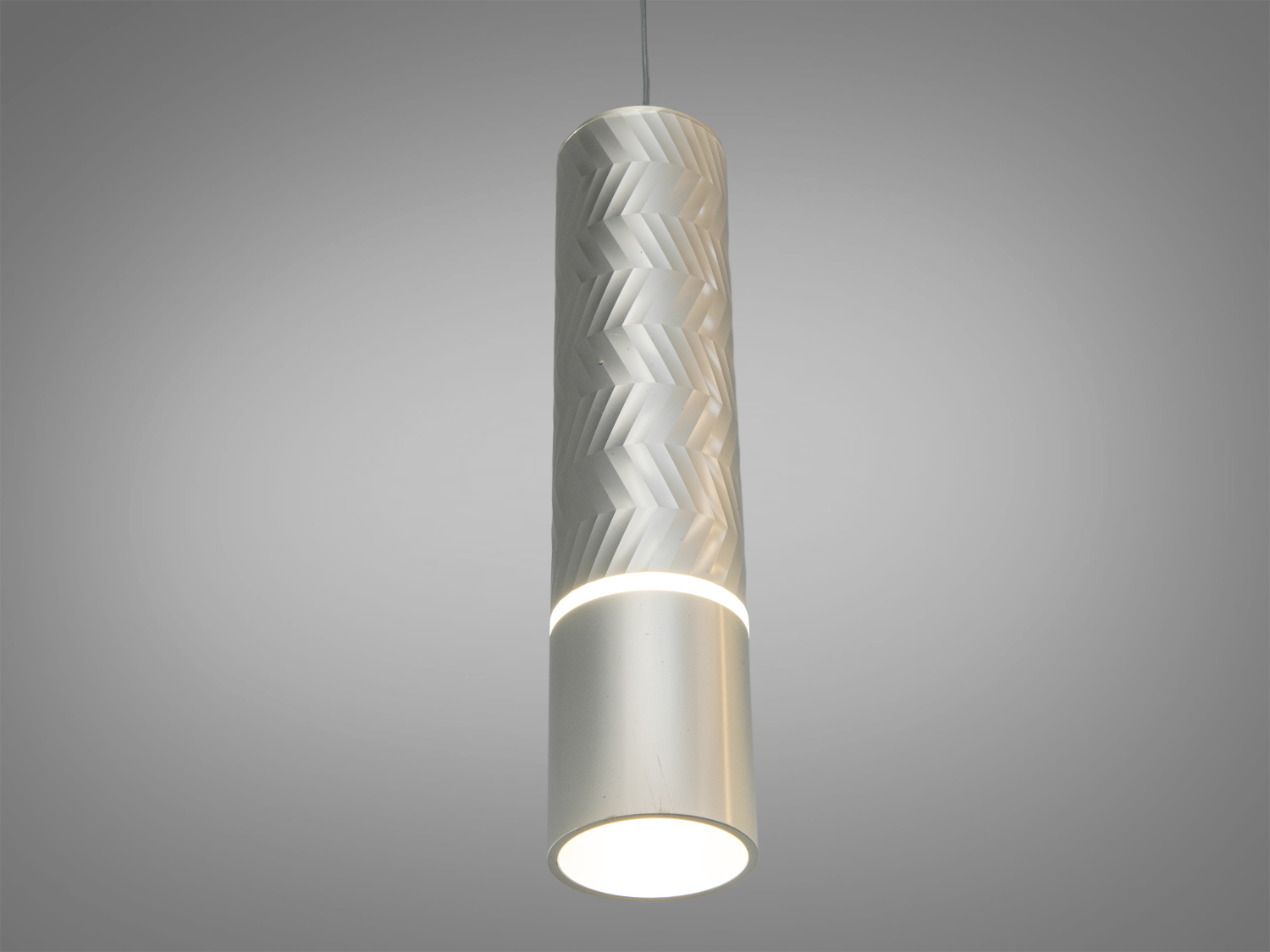 Підвісний світильник з чорного металу, має витончену вигнуту форму та золотисту лінію. Підходить для сучасних інтер′єрів.