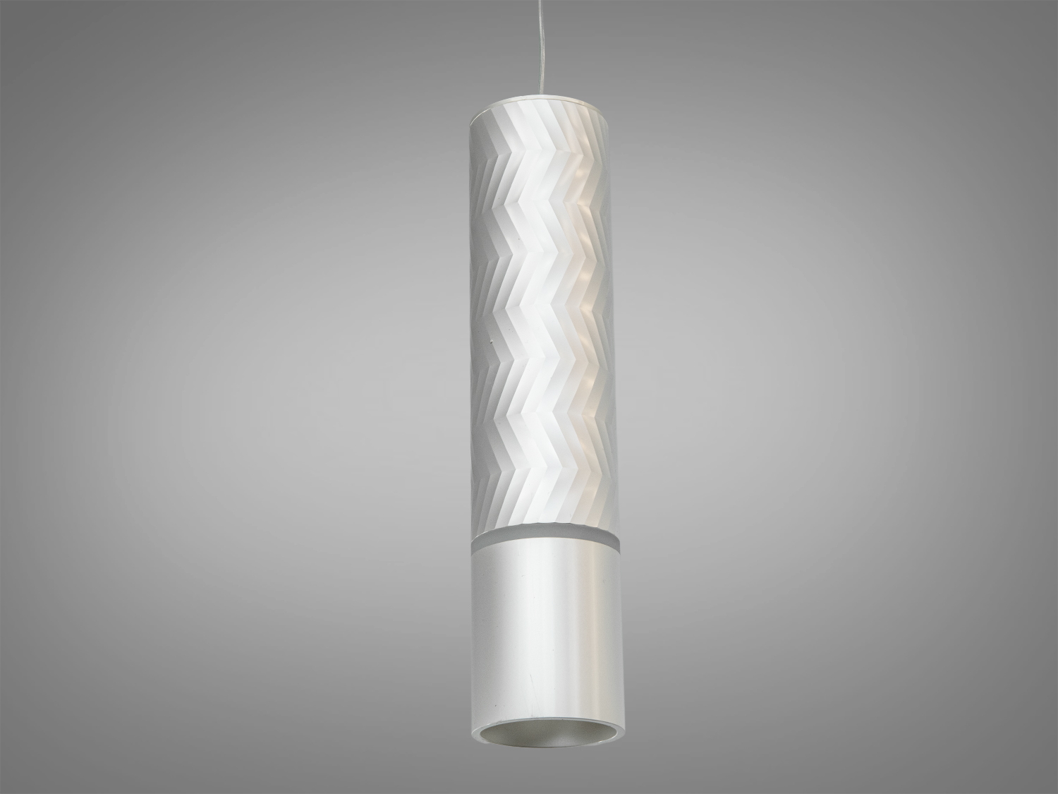 Чорний підвісний світильник з металу, має вигнуту форму та золотисту смугу. Підходить для акцентного освітлення.