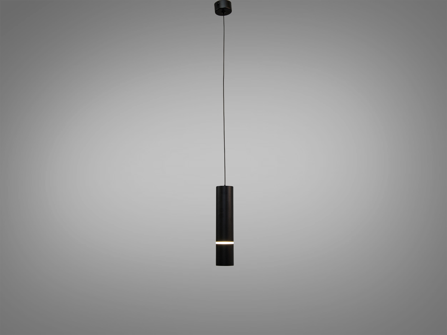 Підвісний світильник циліндричної форми з чорного металу, підходить для сучасного інтер′єру. Випромінює м′яке світло через вузький проріз.