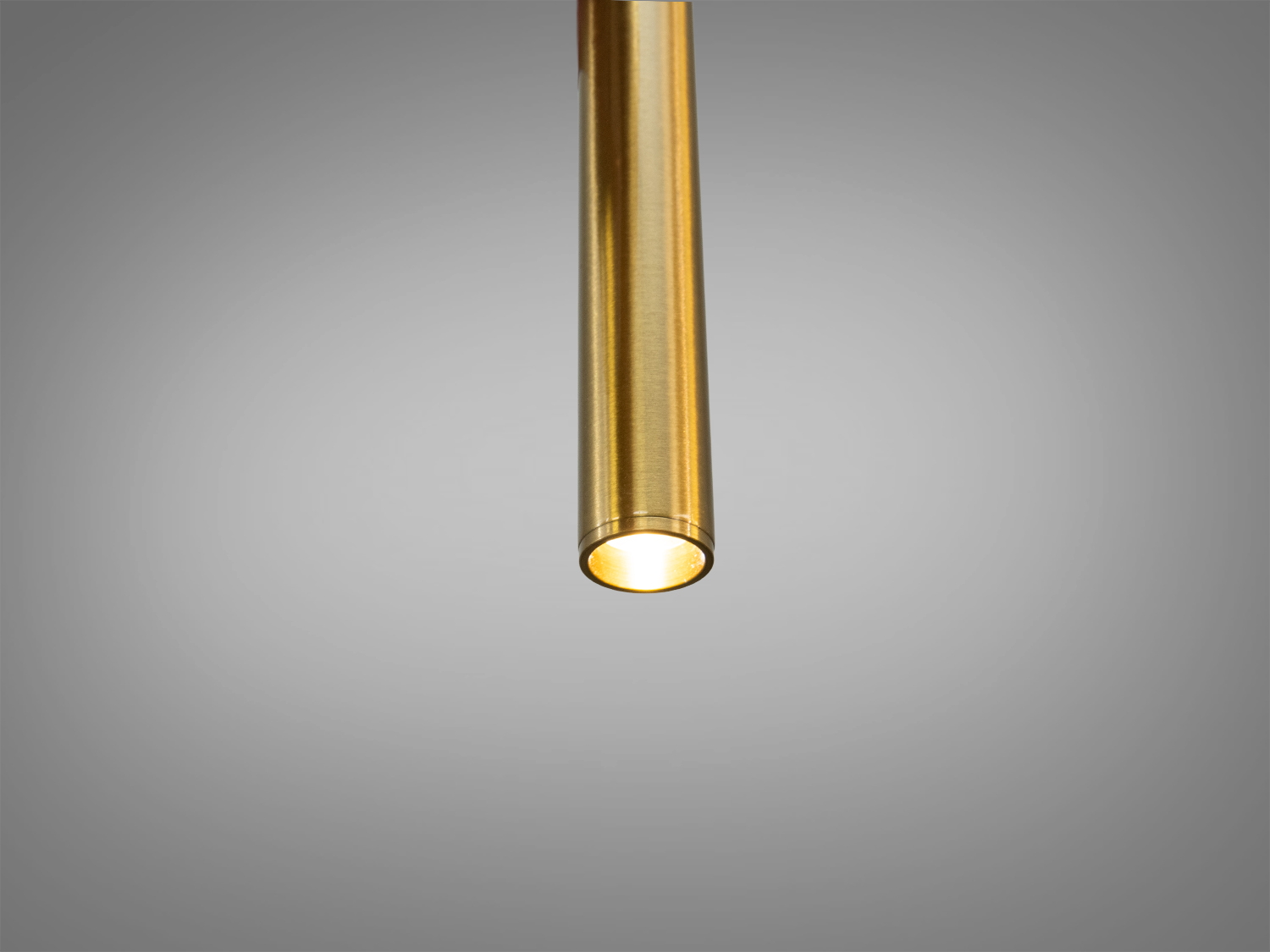 Світильник з металу, циліндричний, золотистий колір, випромінює м′яке світло, підходить для зонального освітлення.