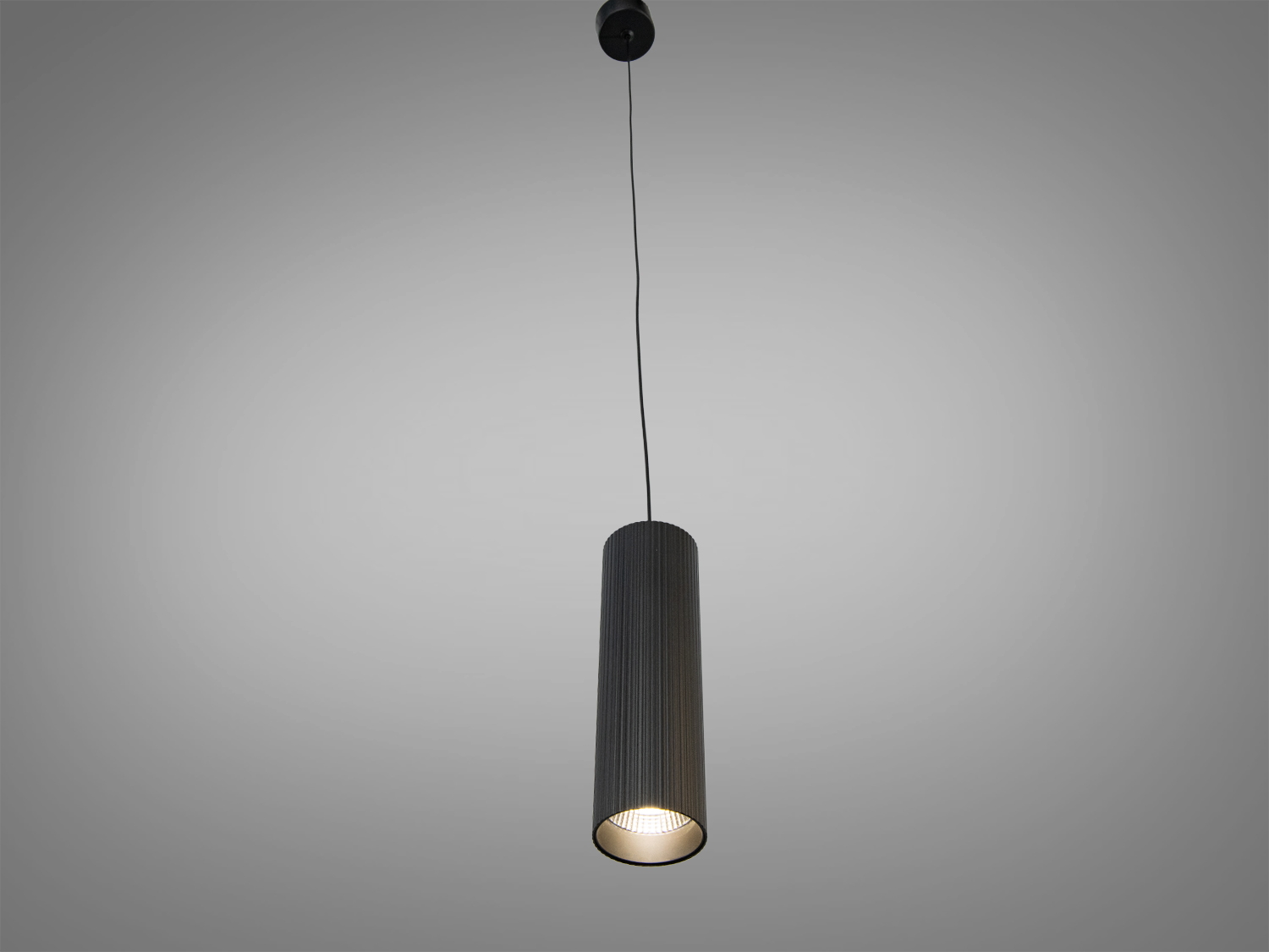 Підвісний світильник з чорним металевим корпусом, циліндричний дизайн, підходить для офісних приміщень, встановлюється на стелі.