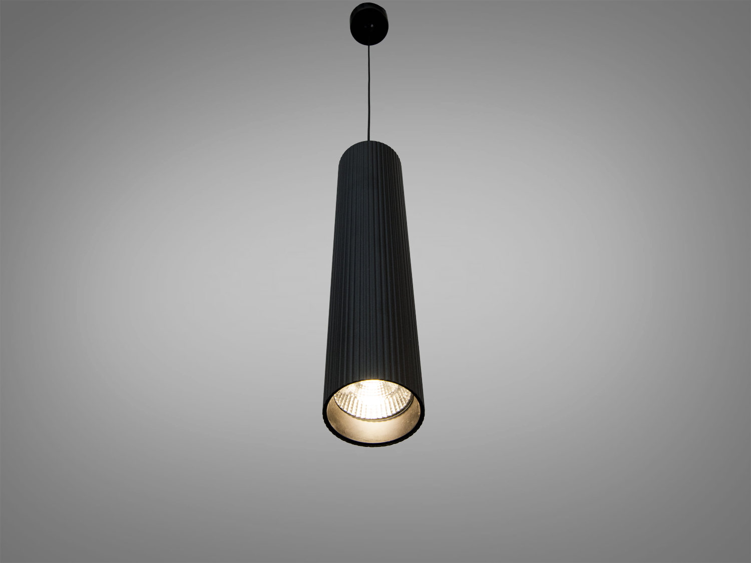 Чорний підвісний світильник з рифленим корпусом та відкритим джерелом світла. Ідеальний для зонального освітлення в сучасних приміщеннях.