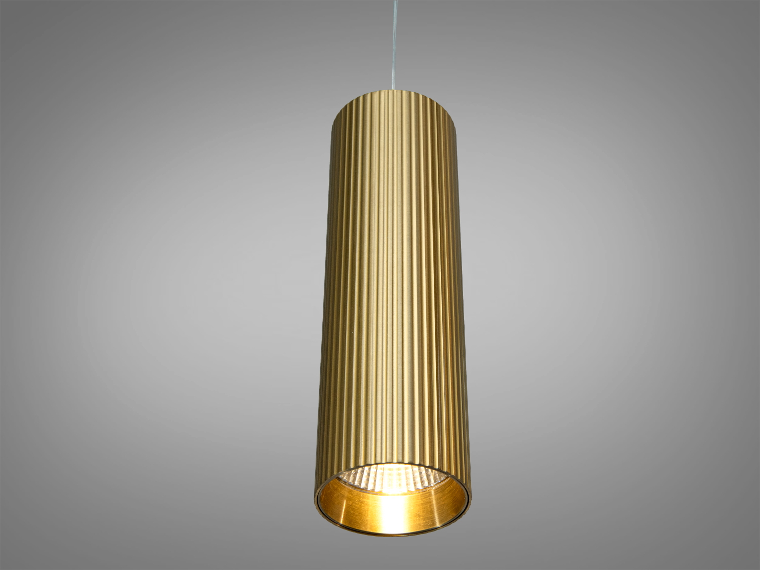 Світильник з металевим відбивачем, що забезпечує спрямоване освітлення, підходить для робочих зон або акцентного підсвічування.