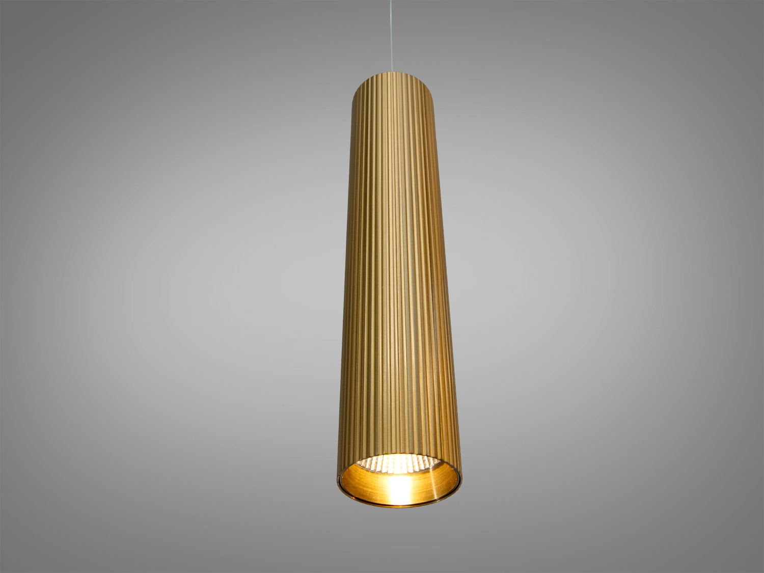 Світильник з металевим відбивачем, що забезпечує спрямоване освітлення, підходить для робочих зон або акцентного підсвічування.