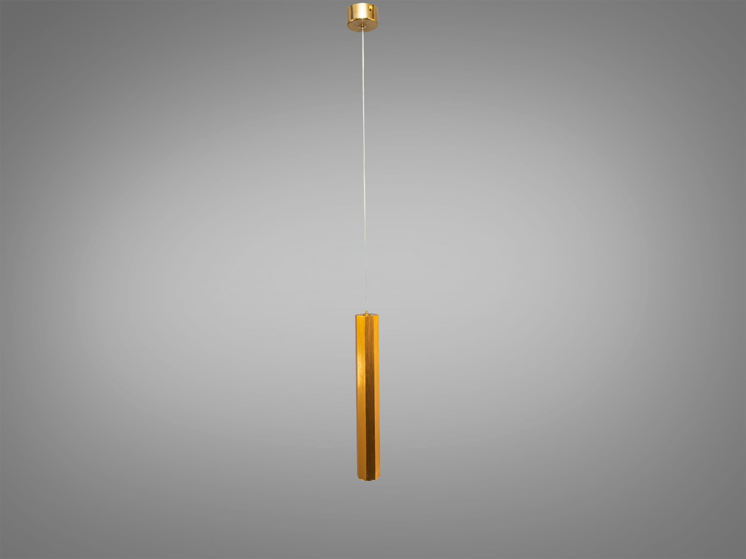 Світильник підвісний золотистого кольору, циліндричний дизайн. Призначений для монтажу на стелю, забезпечує спрямоване освітлення.