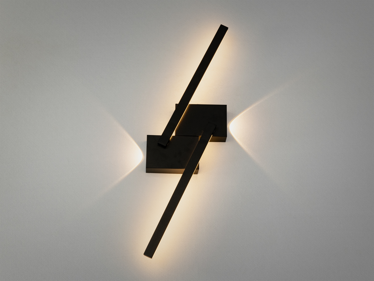 Сучасний настінний світильник з чорним металевим корпусом, випромінює холодне світло, ідеально підходить для мінімалістичного інтер′єру.