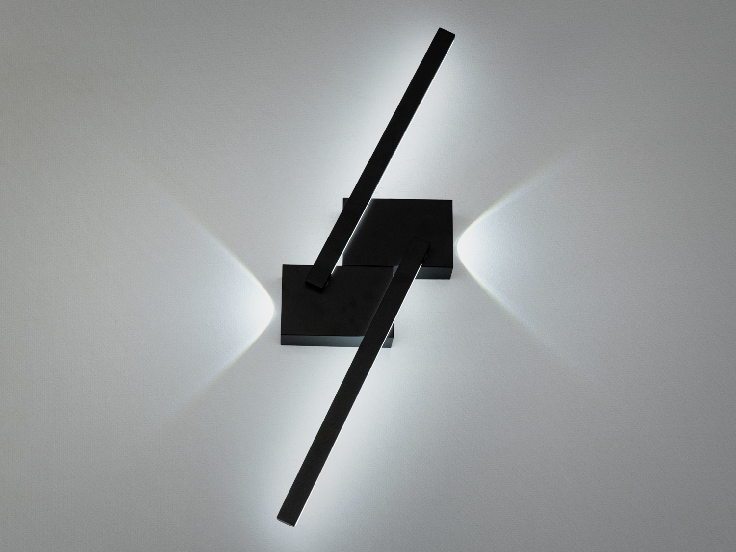 Сучасний світлодіодний бра Line Q3-600BKBK 20W з регулюванням кольорової температури. Ідеальне рішення для стильного та функціонального освітлення.