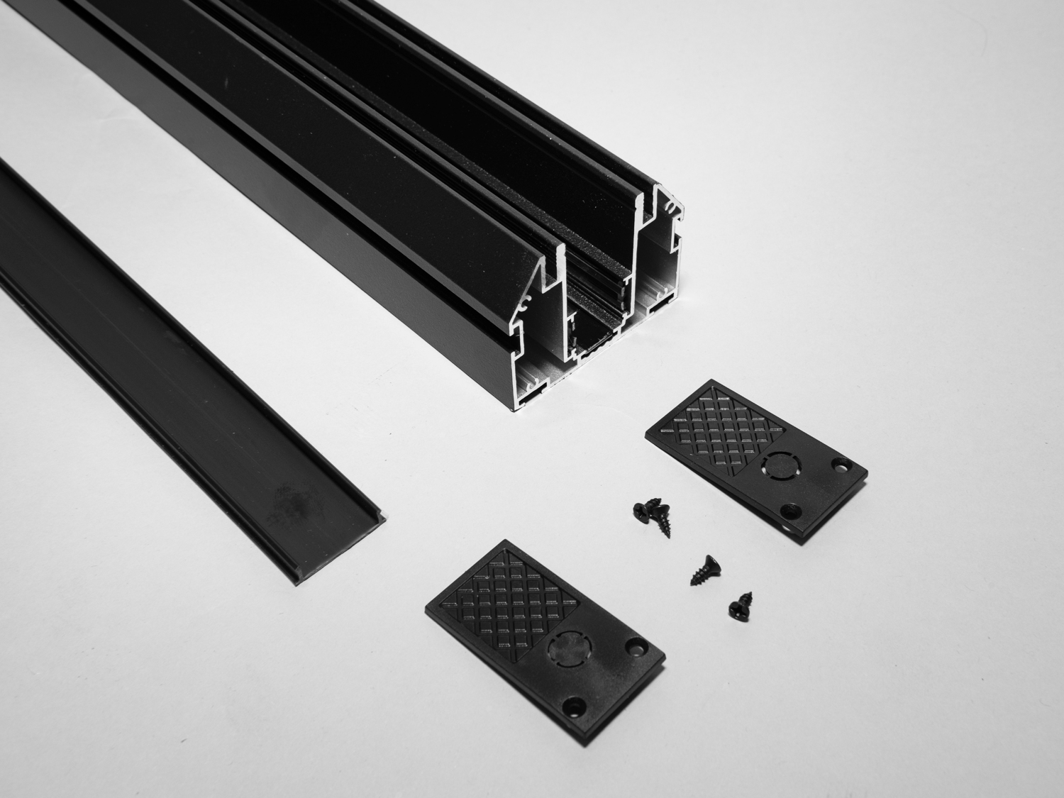 Комплектуючі для трекового освітлення: алюмінієвий профіль, заглушки та гвинти. Призначені для легкого монтажу в інтер′єрі.