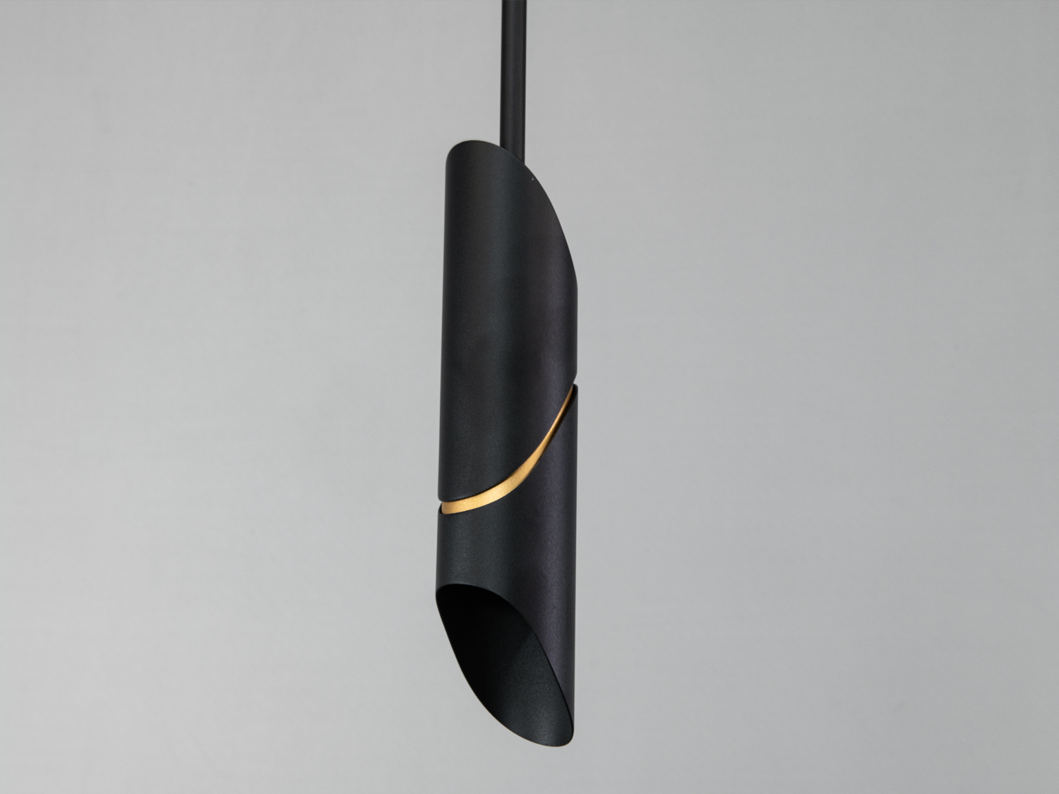 Чорний підвісний світильник з металу, має вигнуту форму та золотисту смугу. Підходить для акцентного освітлення.