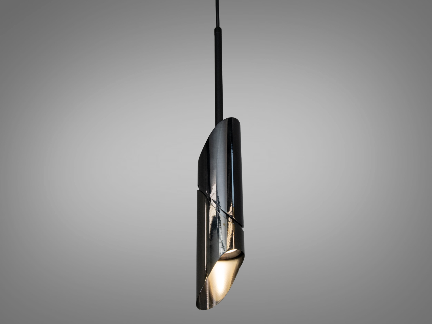 Підвісний світильник з металевим корпусом, що має елегантну вигнуту форму. Призначений для сучасних інтер′єрів, підходить для зонального освітлення.