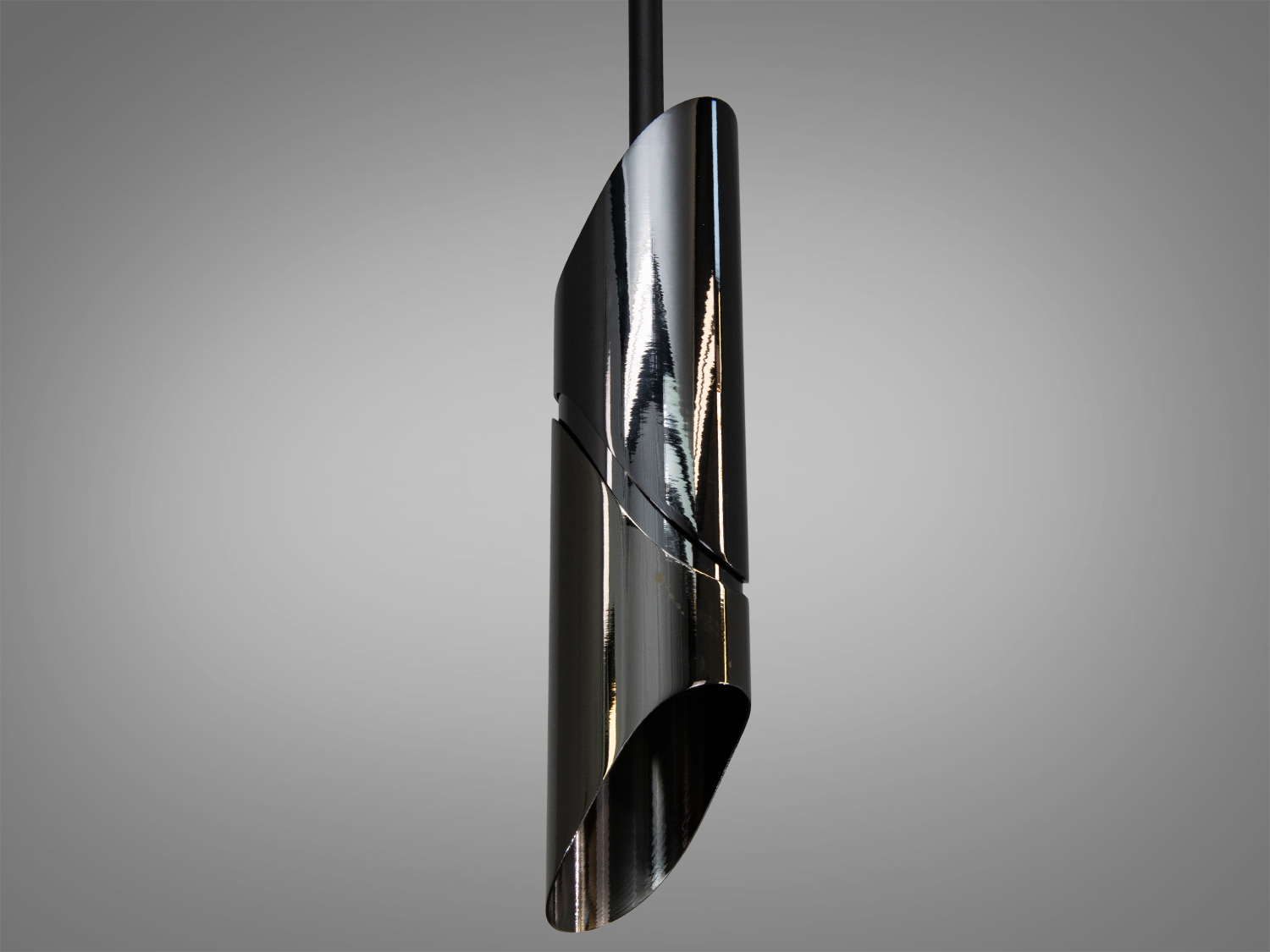 Підвісний світильник з глянцевим металевим покриттям, що створює відблиски. Підходить для використання у вітальнях та офісах.