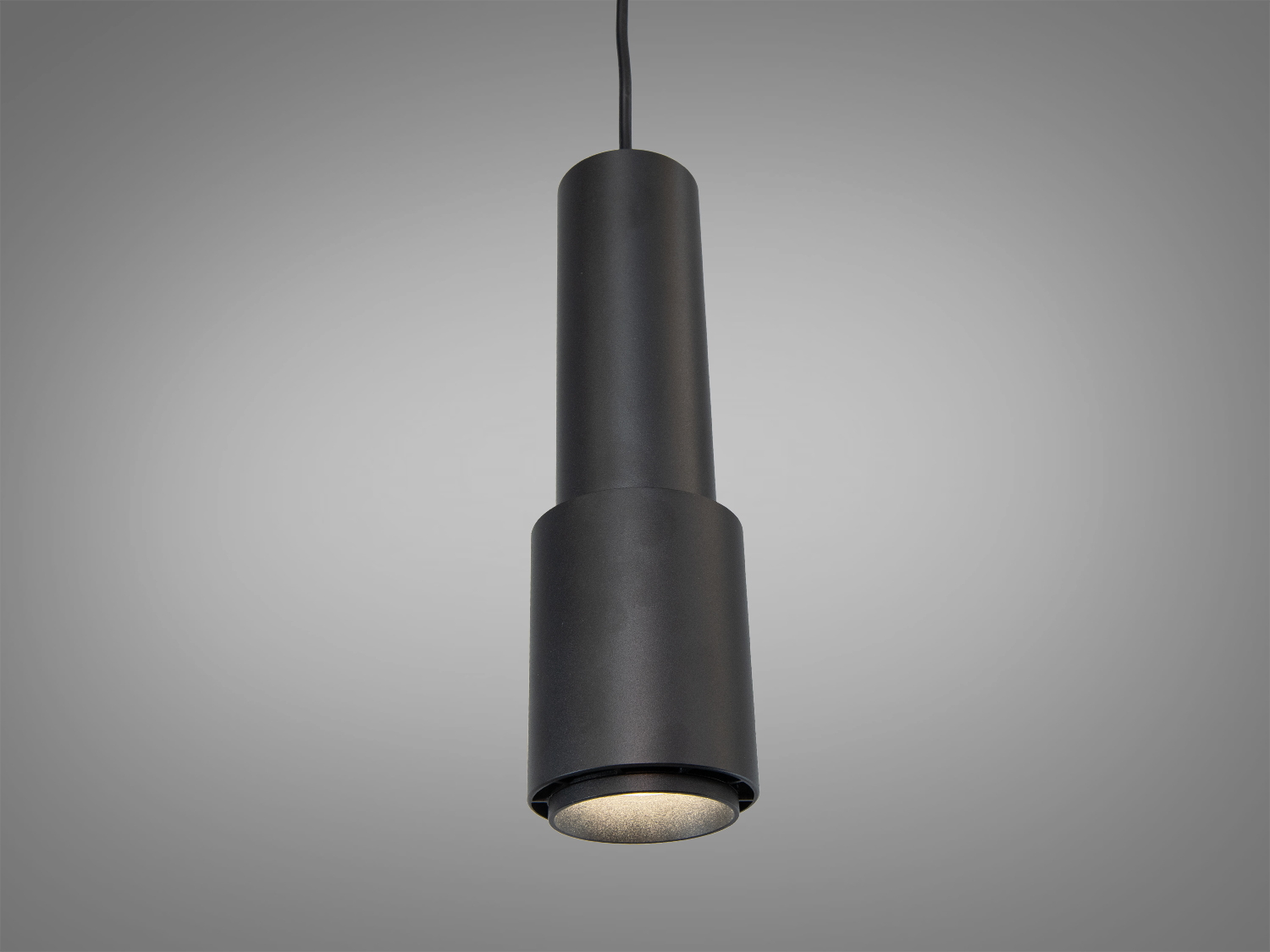 Підвісний світильник циліндричної форми, чорного кольору. Підходить для сучасних інтер′єрів, забезпечує спрямоване освітлення.