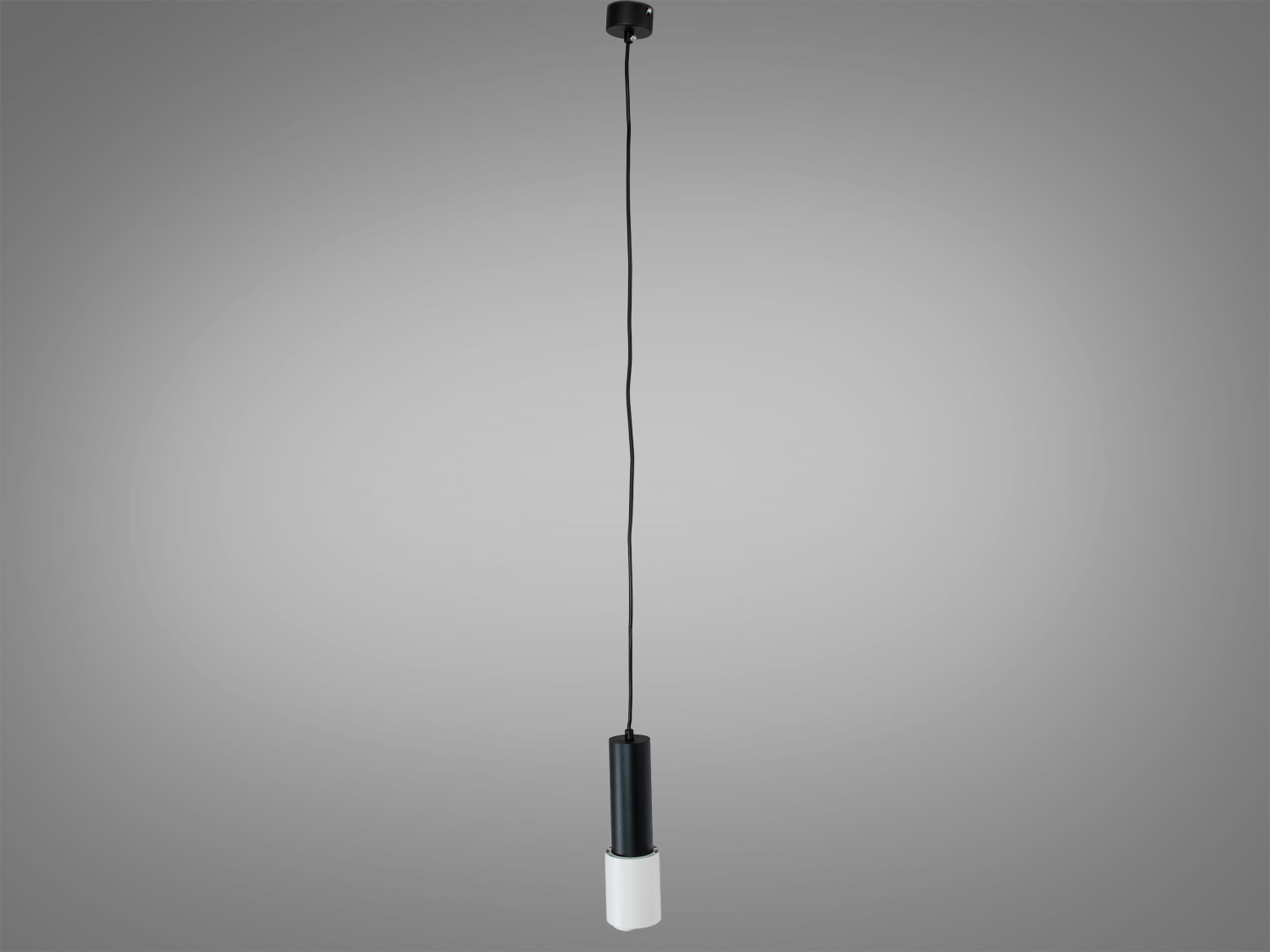 Світильник на довгому підвісі з чорним і білим циліндричним корпусом, ідеальний для високих стель, створює акцентоване освітлення.
