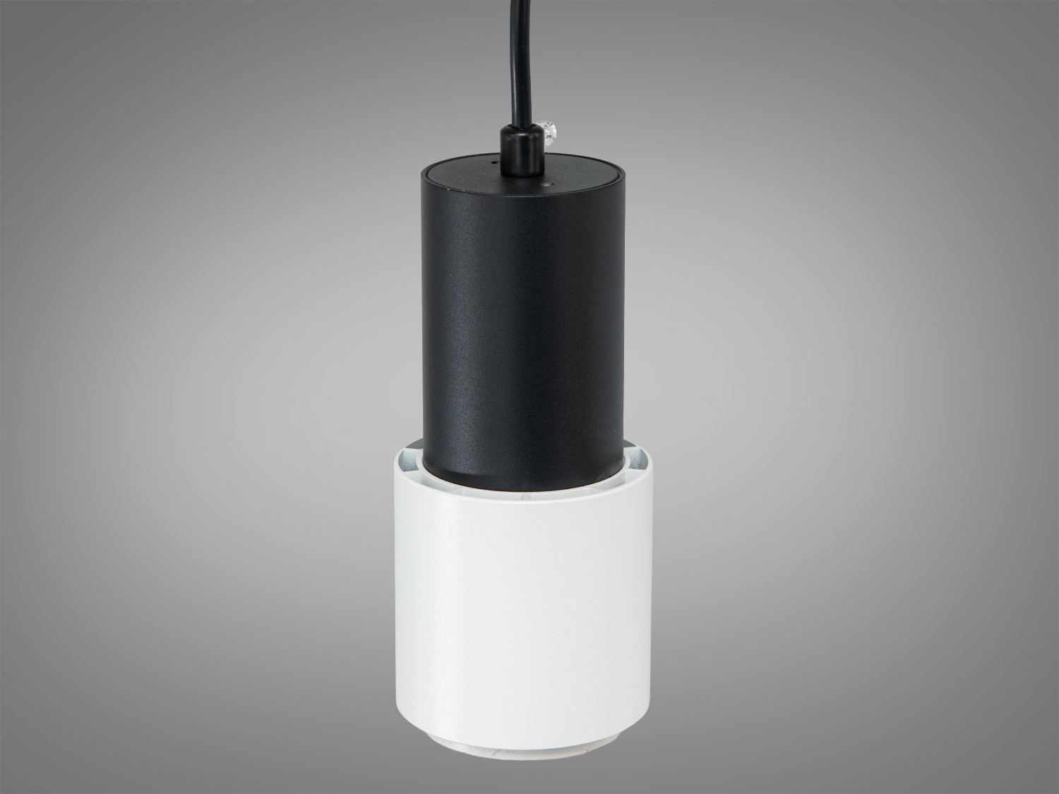 Чорний підвісний світильник з металу, має вигнуту форму та золотисту смугу. Підходить для акцентного освітлення.