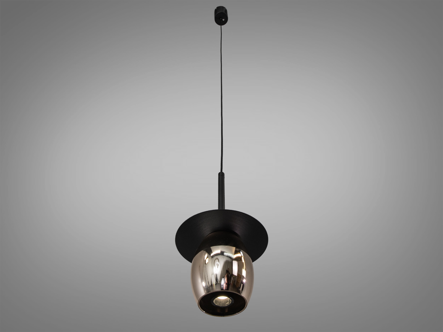 Стильний підвісний світильник з блискучим куполом, оснащений довгим кабелем для регулювання висоти, ідеальний для кухні або вітальні.